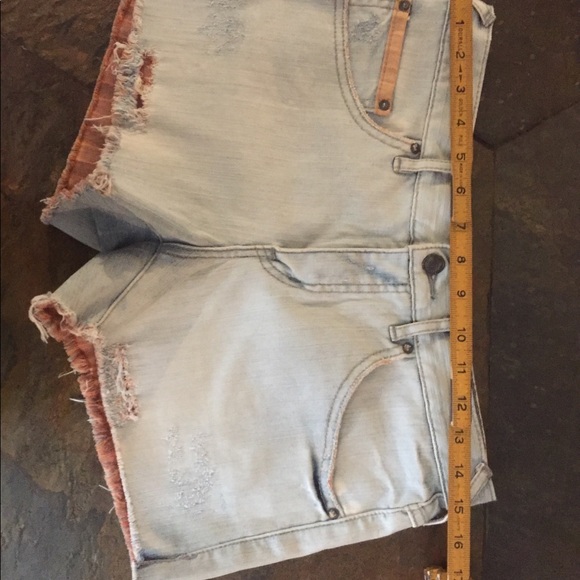 Free People Distressed Light Wash Jean Shorts s 28 - Picture 3 of 9
